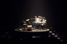 肩を寄せ合い「白と黒と4匹のワルツ」を連弾するRADWIMPS。（撮影：太田好治）