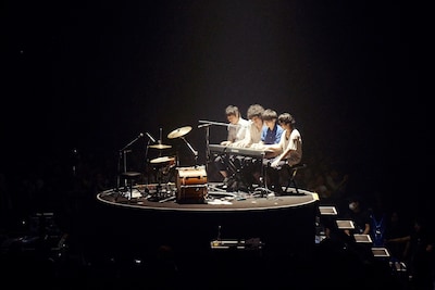 肩を寄せ合い「白と黒と4匹のワルツ」を連弾するRADWIMPS。（撮影：太田好治）