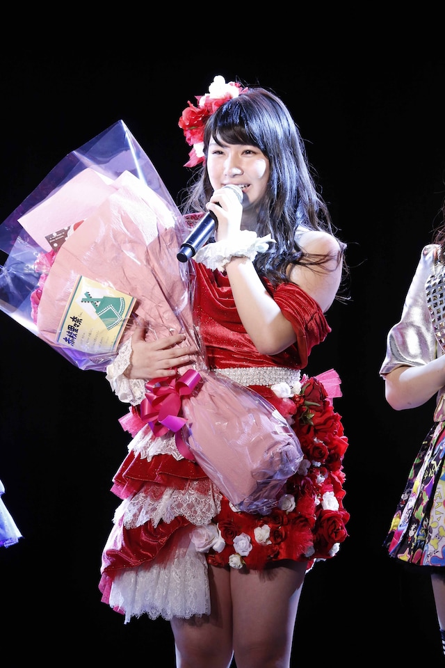 ファンに向けてメッセージを語る赤枝里々奈。（C)AKS