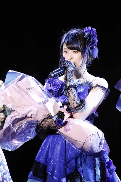 ファンに向けてメッセージを語る小木曽汐莉。（C)AKS