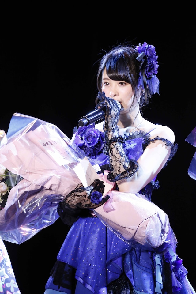 ファンに向けてメッセージを語る小木曽汐莉。（C)AKS