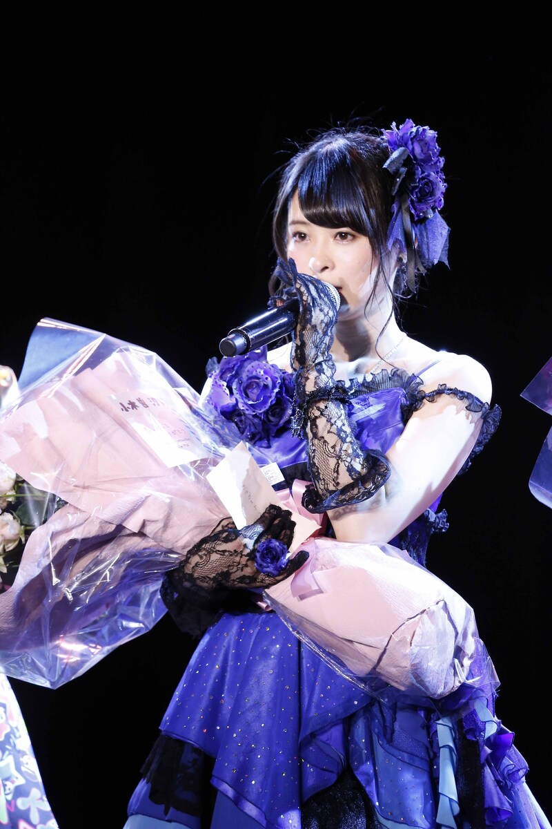 ファンに向けてメッセージを語る小木曽汐莉。(C)AKS