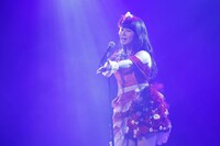 「てもでもの涙」を披露する赤枝里々奈。（C)AKS