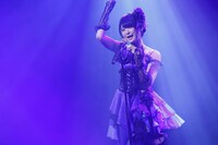 「てもでもの涙」を披露する小木曽汐莉。（C)AKS