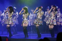 シングルメドレーをKIIメンバーとともに歌唱する小木曽汐莉。（C)AKS