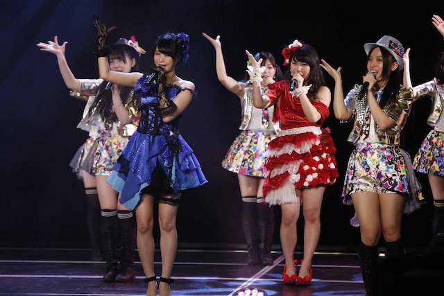 最後に「愛の数」を披露する小木曽汐莉と赤枝里々奈（左から）。（C）AKS