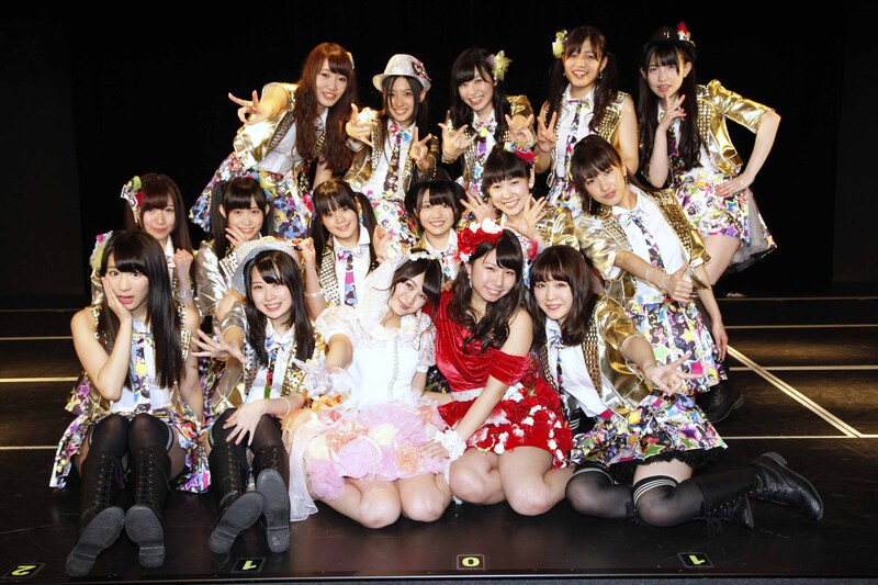 KIIメンバーと記念撮影する小木曽汐莉と赤枝里々奈。小木曽は日本ガイシホールで行われたコンサートの際に着た衣装に着替えて撮影した。(C)AKS