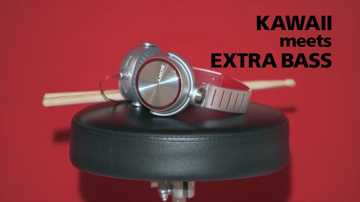 「KAWAII meets EXTRA BASS」のワンシーン。