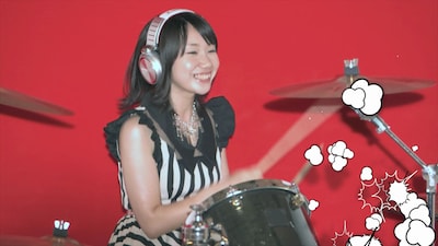 「KAWAII meets EXTRA BASS」のワンシーン。