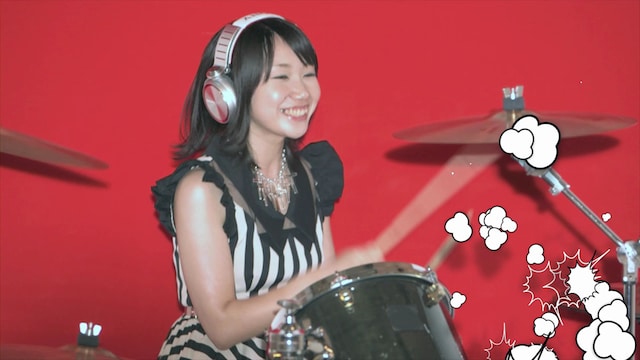 「KAWAII meets EXTRA BASS」のワンシーン。