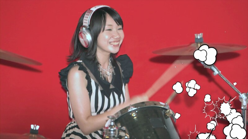 「KAWAII meets EXTRA BASS」のワンシーン。