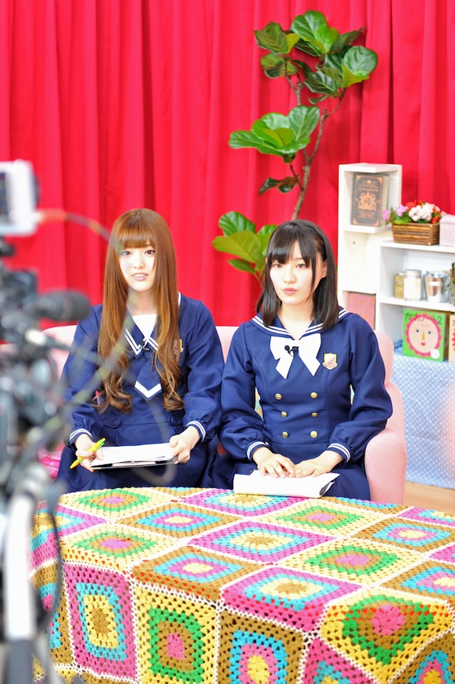 番組MCを担当する松村沙友理、中田花奈（左から）。