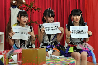 Cheeky Parade。左から関根優那、渡辺亜紗美、鈴木友梨耶。