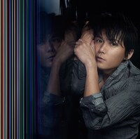 4月10日にリリースされた福山雅治の最新シングル「誕生日には真白な百合を / Get the groove」通常盤ジャケット。