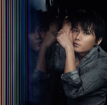 4月10日にリリースされた福山雅治の最新シングル「誕生日には真白な百合を / Get the groove」通常盤ジャケット。