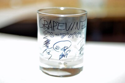 「グレープパインSODA」の購入者に抽選で当たるサイン入りグラス。