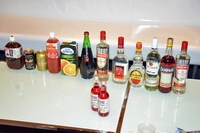 用意されたリキュール、ソフトドリンク。右から「グレープパインSODA」と相性のよい順になっている。