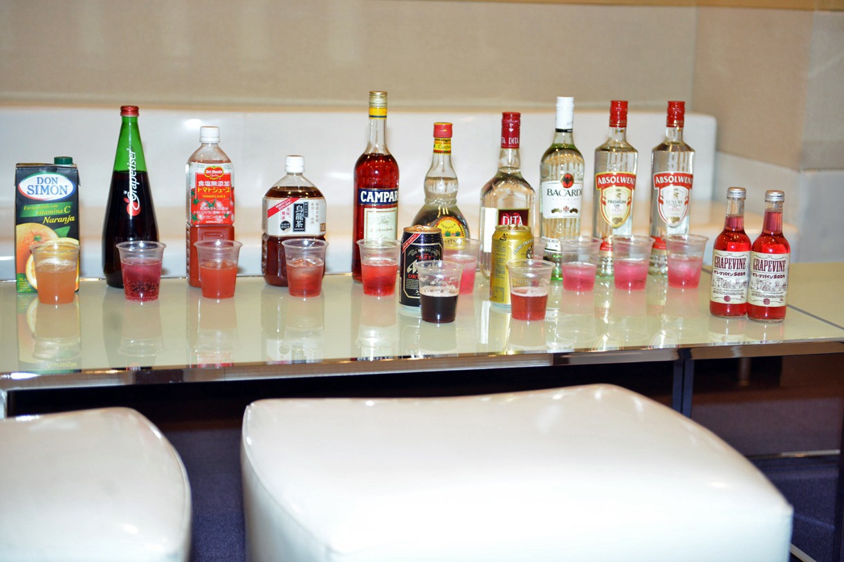 「グレープパインSODA」試飲会の様子。