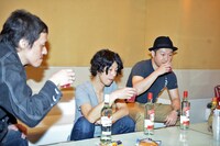 西川はラム割り、田中はカンパリ割り、亀井はウォッカ割りが気に入った様子。