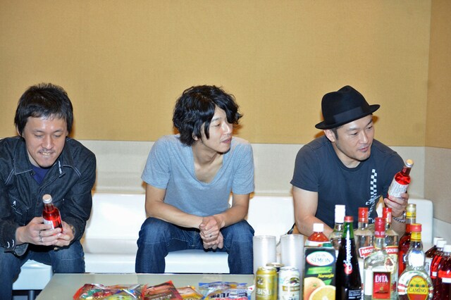 一番好きな酒は西川弘剛（写真左）が白ワイン、田中和将（中央）がビール、亀井亨（右）が焼酎とのこと。