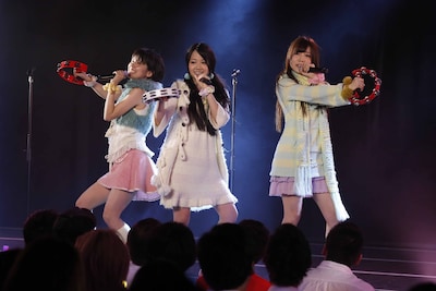 「ハート型ウイルス」を披露する高田志織（中央）。（C）AKS