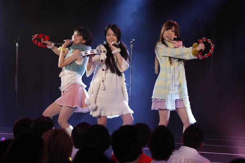 「ハート型ウイルス」を披露する高田志織（中央）。（C）AKS