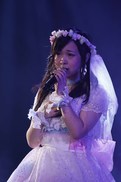 「夜風の仕業」を披露する平松可奈子。（C）AKS