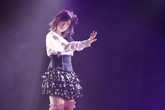 「抱きしめられたら」を披露する矢神久美。（C)AKS