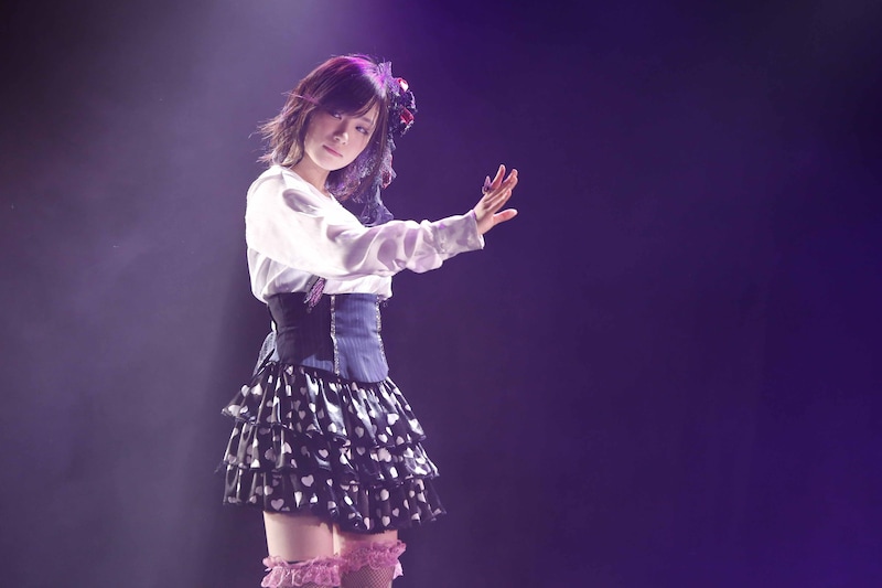 「抱きしめられたら」を披露する矢神久美。（C)AKS