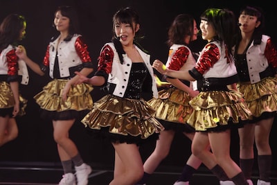 「オキドキ」を披露する桑原みずき（中央）と桑原ダンサーズ。（C）AKS