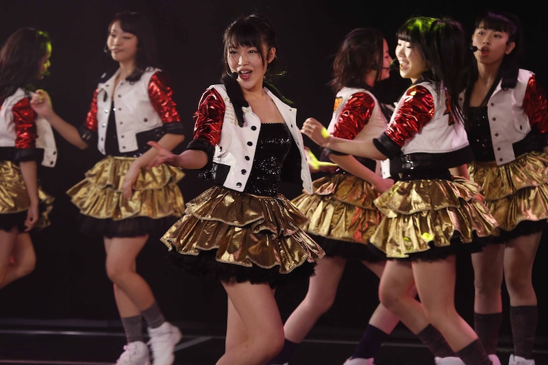「オキドキ」を披露する桑原みずき（中央）と桑原ダンサーズ。（C）AKS