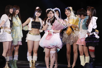 「手紙のこと」を披露する平松可奈子（中央）。（C)AKS