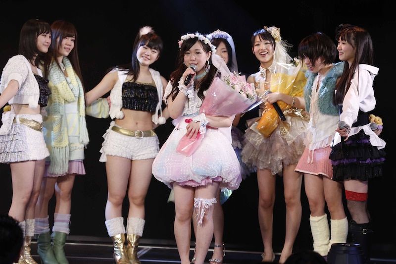 「手紙のこと」を披露する平松可奈子（中央）。（C)AKS