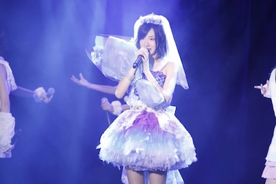 「手紙のこと」を披露する矢神久美。（C)AKS