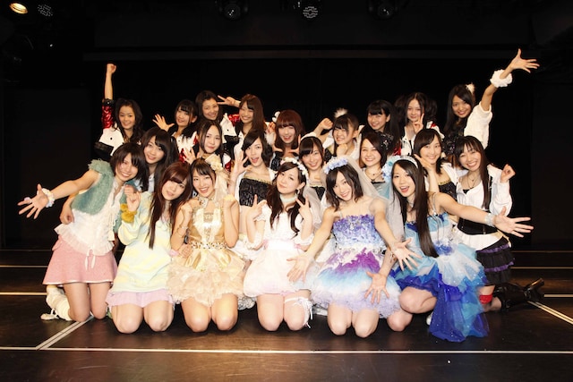 公演後に行われた記念撮影の様子。（C)AKS