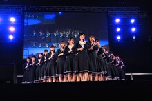 「乃木坂の詩」を披露する乃木坂46。