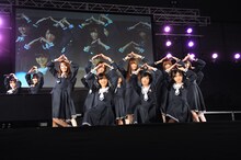 「ロマンティックいか焼き」を披露する乃木坂46。