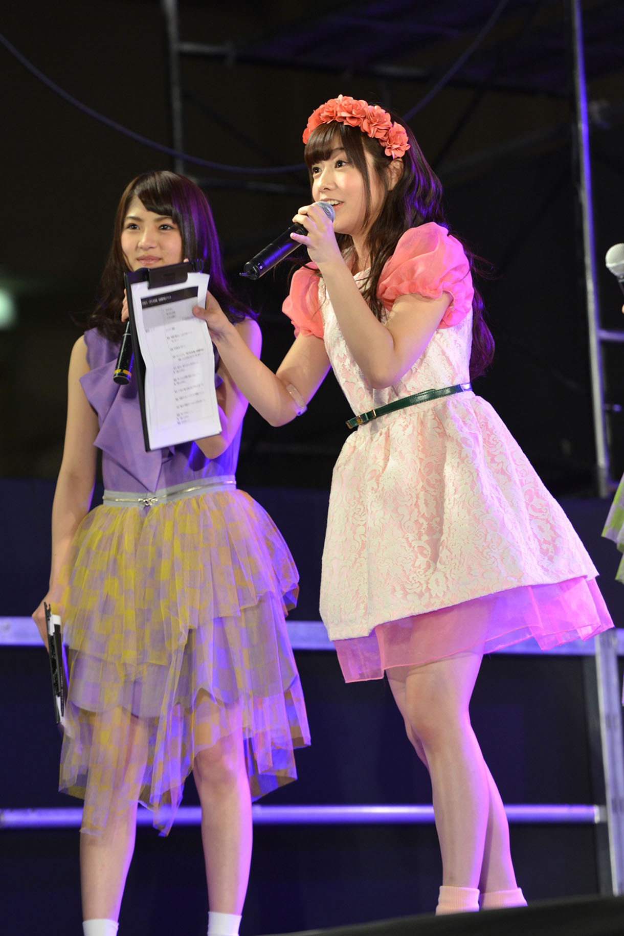 イベントMCを務めた若月佑美、斉藤優里（左から）。