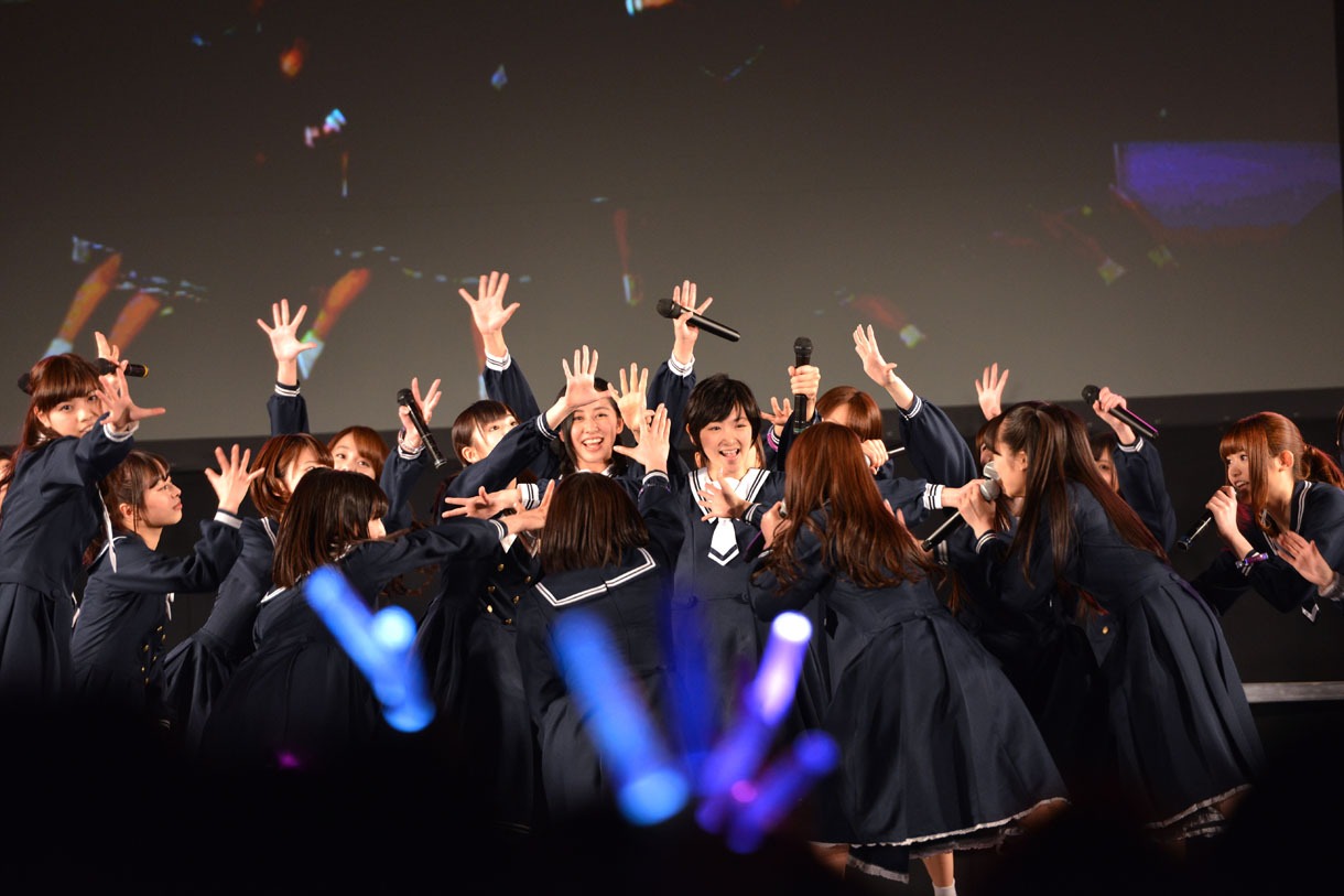 「シャキイズム」をパフォーマンスする乃木坂46。