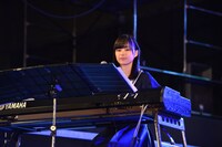 「君の名は希望」でピアノ伴奏をする生田絵梨花。