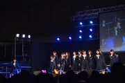 「君の名は希望」を歌唱する乃木坂46。