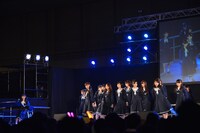 「君の名は希望」を歌唱する乃木坂46。