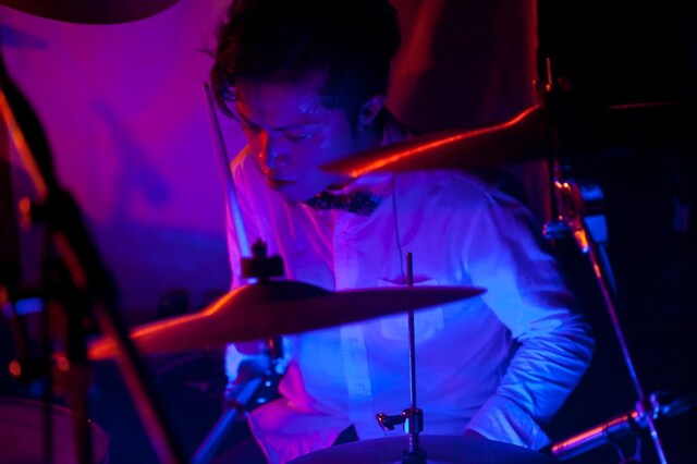 伊東賢佑（Dr）（Photo：shimbo yuki）