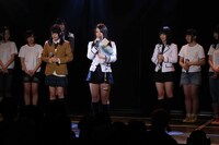 ファンに向けて最後のメッセージを語る小林絵未梨。（C）AKS