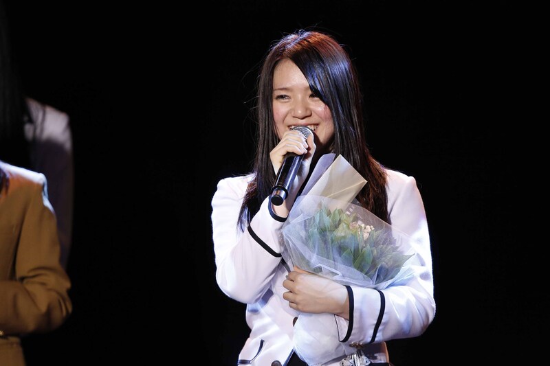 ファンに向けて最後のメッセージを語る小林絵未梨。（C）AKS