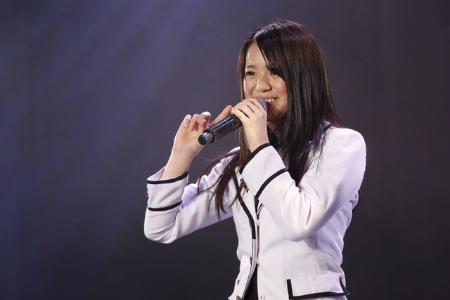 「クラスメイト」を披露する小林絵未梨。（C）AKS