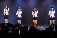 「クラスメイト」を披露する水埜帆乃香、犬塚あさな、小林絵未梨、松村香織。（C）AKS