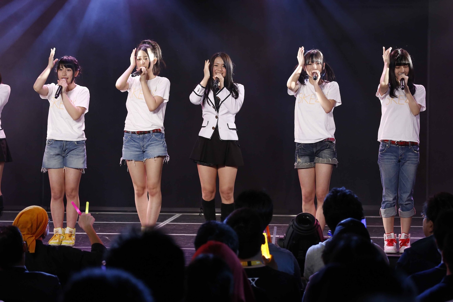 研究生のメンバーと「その先に君がいた」を披露する小林絵未梨（中央）。（C)AKS