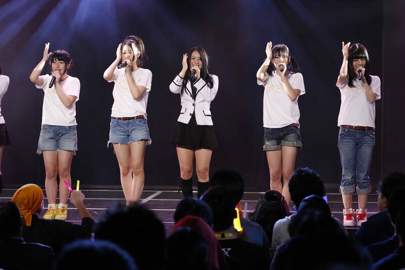 研究生のメンバーと「その先に君がいた」を披露する小林絵未梨（中央）。（C)AKS