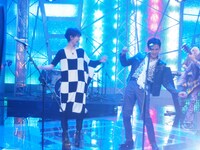 オープニング登場時の剛力彩芽と郷ひろみ。